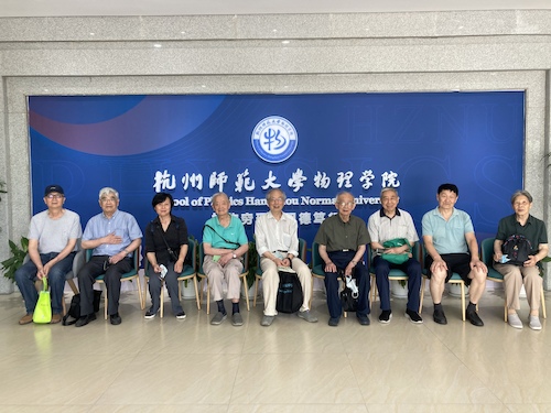 退休教师参观学院