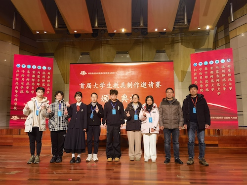 图一 赛事获奖同学与换妻
评委合影